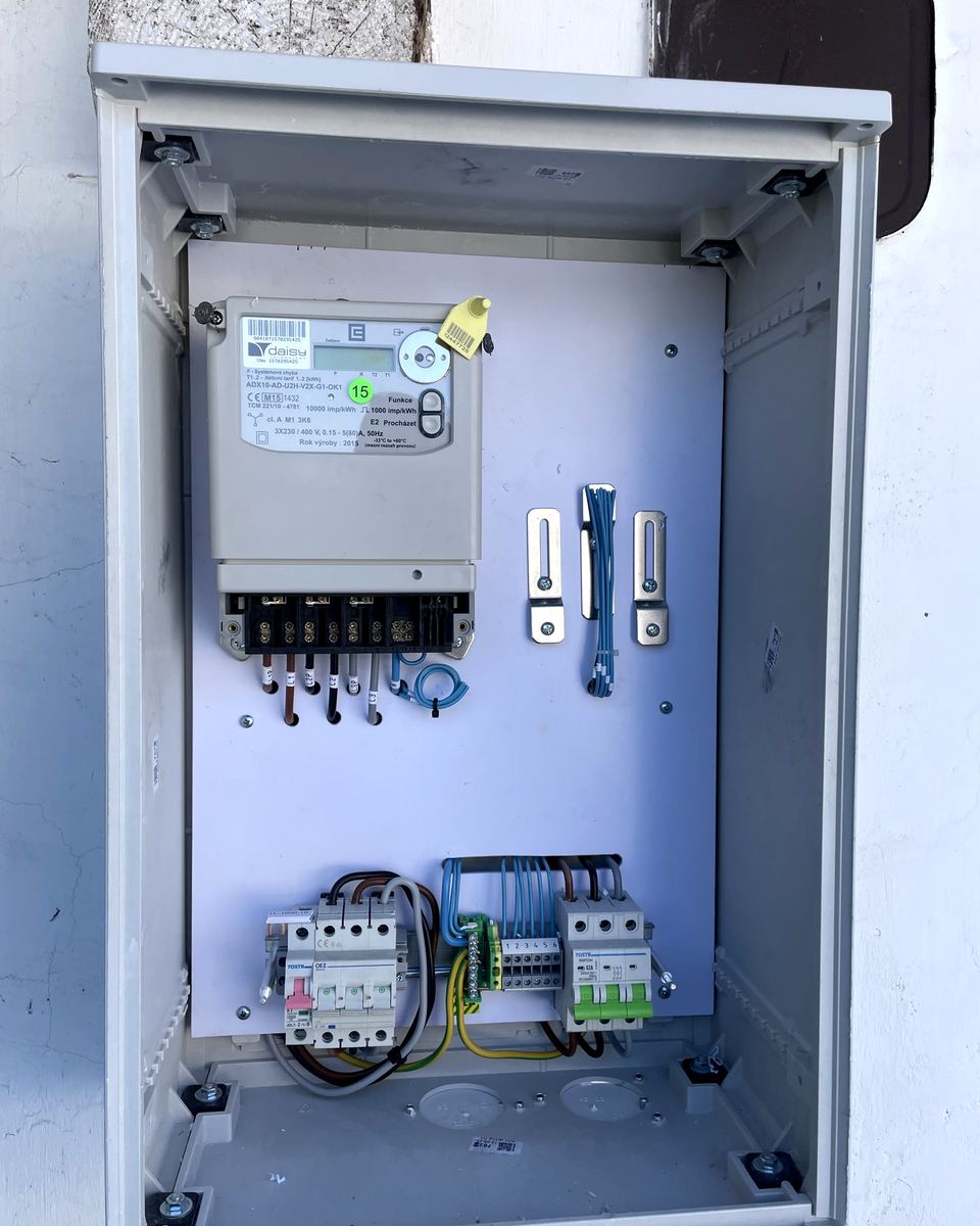 Nový elektroměrový rozvaděč ve fasádě