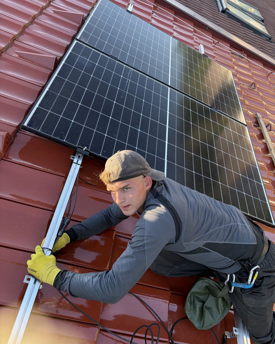 Montáž fotovoltaických panelů na pálenou střechu