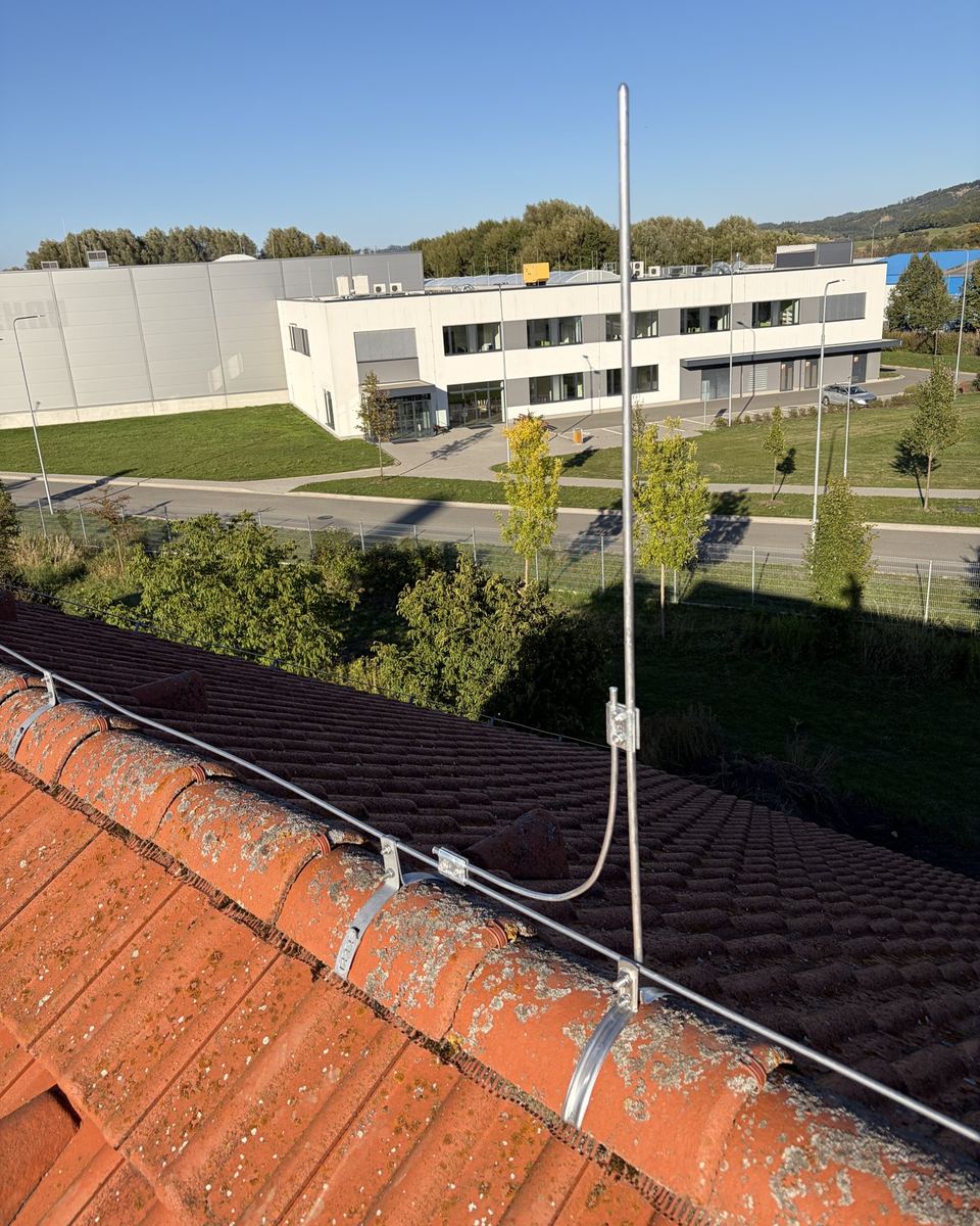 Jímač hromosvodu na střeše dílny
