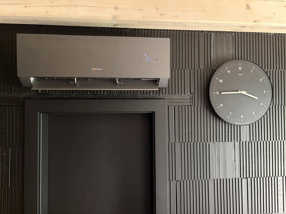 Černá klimatizace Sinclair Marvin v designovém interiéru