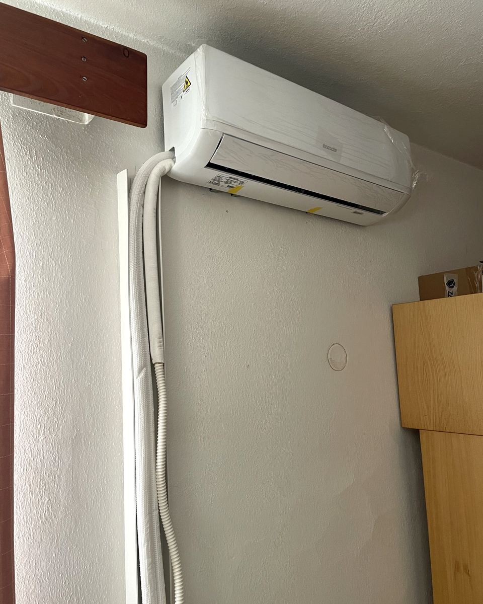 Nástěnná vnitřní jednotka klimatizace v pokoji