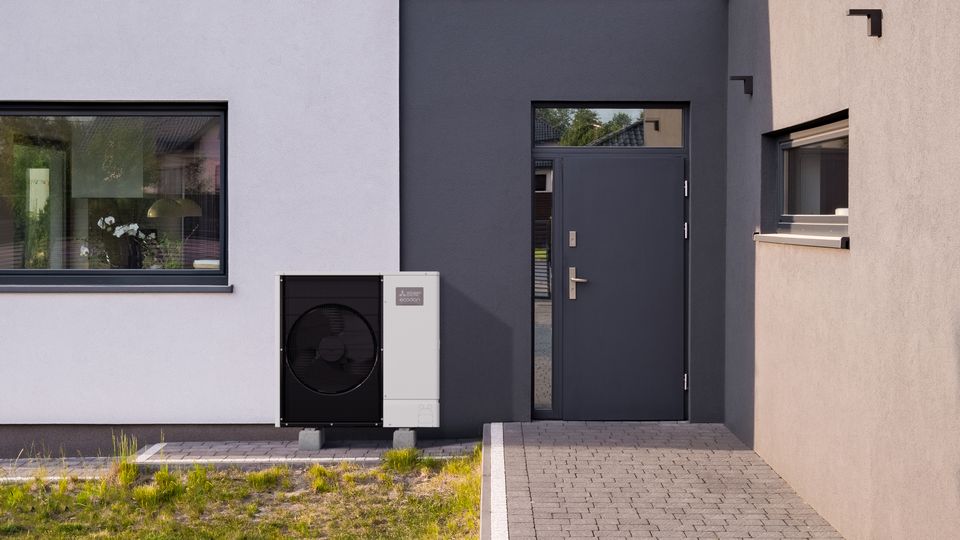 Venkovní jednotka tepelného čerpadla Mitsubishi Electric Ecodan u rodinného domu