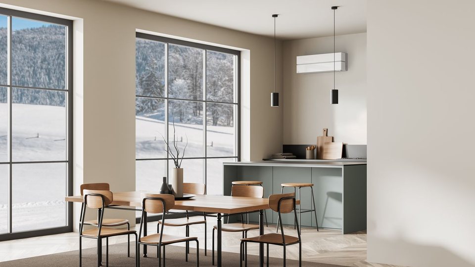 Bílá nástěnná jednotka Mitsubishi Electric MSZ-LN v obývacím pokoji, venku zima