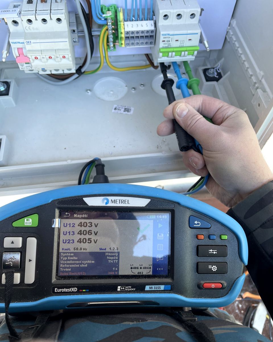 Revizní měření přístrojem Metrel na novém elektroměrovém rozvaděči