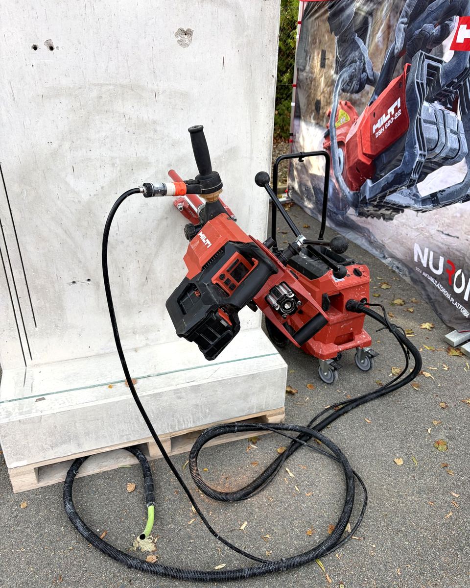 Jádrová vrtačka Hilti na stojanu se sběračem vody
