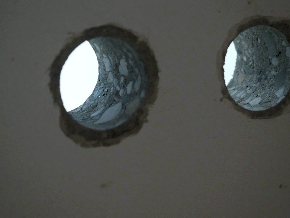 Dva hotové prostupy v betonovém panelu