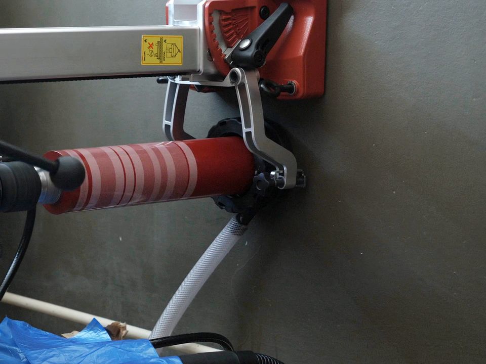 Vrtačka Hilti na stojanu se sběračem vody
