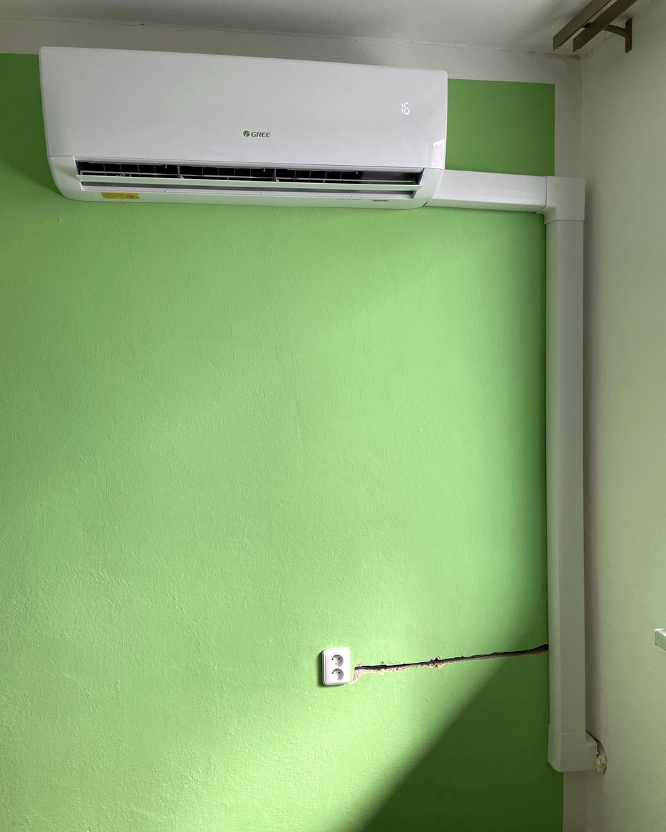 Nová klimatizace Gree Bora na zelené stěně