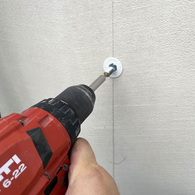 Kotvení podpěry svodu přes zateplenou fasádu