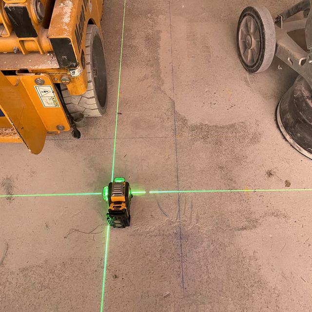Křížový laser vytyčuje pozice jednotek