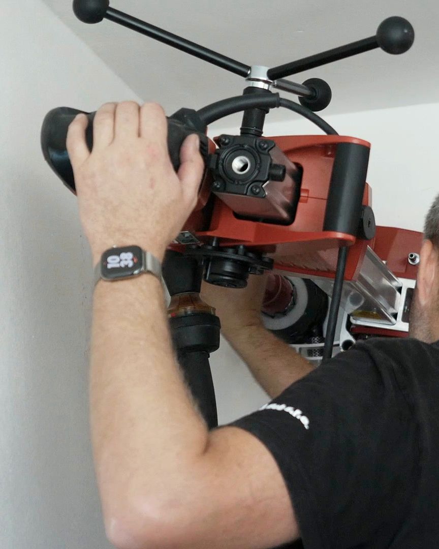 Jádrové vrtání Hilti u stropu v panelovém domě