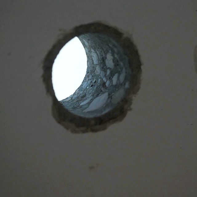 Dva hotové prostupy v betonovém panelu